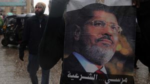 متظاهرون يرفعون صورة مرسي خلال تظاهرة ضد الانقلاب - الاناضول