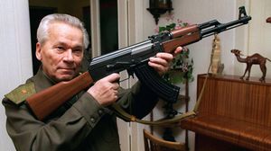 كلاشنيكوف في صورة تذكارية مع احدى قطع السلاح الذي اخترعه (ارشيفية) ا ف ب