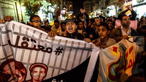 النشطاء كتبوا عبارات ضد حكم العسكر على جدران المتحف المصري - الاناضول