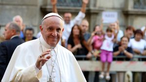 ازدادت شعبية البابا فرانسيس لرفضه مظاهر الترف واحتفالات التكريم الدنيوية - ا ف ب
