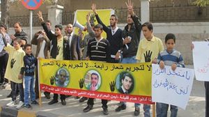 ذوو المعتقلين يعتصمون أمام أمن الدولة الأردني للإفراج عن المعتقلين الثلاثة