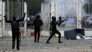 قوات الأمن تقتحم الجامعة وتطلق الغاز المسيل للدموع - ارشيفية