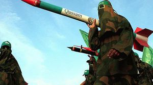 عنصر من حماس يحمل صاروخ القسام - ا ف ب - أرشيفية