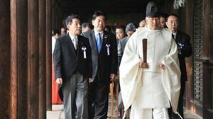 رئيس الوزراء الياباني أثناء زيارة المعبد - ا ف ب