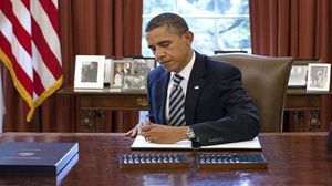 أوباما يوقع على أوراق رسمية - ا ف ب - أرشيفية
