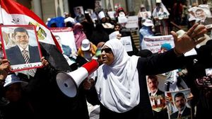 نساء مؤيدات للرئيس مرسي في إحدى المسيرات - ا ف ب