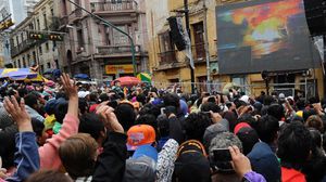 حشود تتابع على شاشة عملاقة اطلاق القمر الاصطناعي للاتصالات توباك كاتاري في لاباز في 20 كانون الاول/ ديسمبر 2013