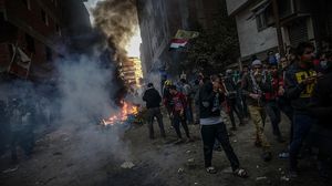الأمن المصري يلقي الغاز بكثافة على المتظاهرين في ميدان الألف مسكن في شرق القاهرة (الأناضول)