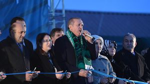 أردوغان يلقي كلمة بأنصاره في أحد ميادين سقاريا غرب تركيا الجمعة