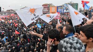مؤيدون لحزب العدالة والتنمية خلال كلمة لأردوغان في أحد ميادين مدينة سقاريا غرب تركيا الجمعة (الأناضول)