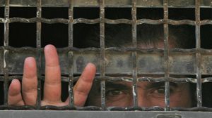 أسير فلسطيني داخل زنزانة متنقلة - ا ف ب - أرشيفية