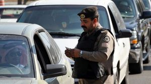 شرطي سعودي يفتش السيارات (ارشيفية)