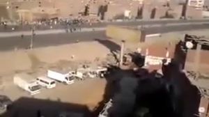 متظاهرون يحرقون مركبة للشرطة المصرية بعد هروب أفرادها - ا ف ب