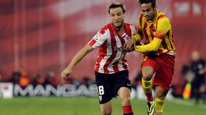 لاعب برشلونة نيمار (يمين) وصراع على الكرة مع لاعب بيلباو غوربيغي - ا ف ب