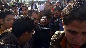 طالب مصاب في الازهر بعد اطلاق الأمن النار على المحتجين - الاناضول