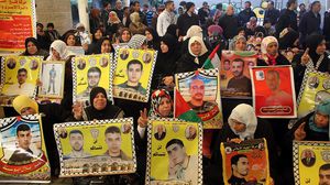 وقفة تضامنية نظمها أهالي الأسرى الفلسطينيين بالسجون الإسرائيلية - الأناضول