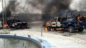 سيارات تابعة للجيش العراقي بعد إحراقها في الرمادي - أ ف ب