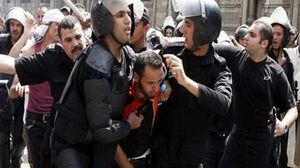 الشرطة المصرية تعتقل أحد المعارضين للانقلاب العسكري (أرشيفية) - ا ف ب
