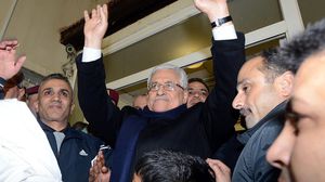 عباس اثناء استقباله الاسرى المفرج عنهم - الاناضول