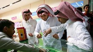 مواطنون سعوديون في إحدى محال بيع الهواتف - ارشيفية