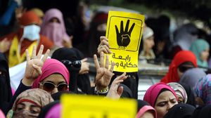 شعار رابعة الذي يرمز لأحداث ميدان رابعة العدوية - الأناضول