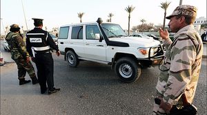 مسلحون في أحد شوارع مدينة ليبية -  أ ف ب 