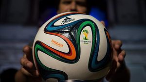 الكرة الجديدة لمونديال 2014 "برازوكا" في ريو دي جانيرو - ا ف ب