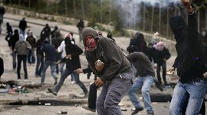 متظاهرون فلسطينيون يرشقون قوات الاحتلال بالحجارة (أرشيفية)- أ ف ب 