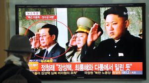 جانغ سونغ ثيك كما كان يبدو بجانب الزعيم الكوري الشمالي قبل عزله