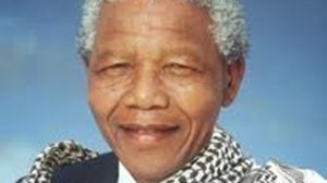 مانديلا بالكوفية الفلسطينية