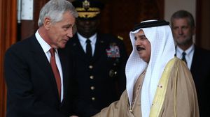 تشاك هاجل وزير الدفاع الأمريكي والملك حمد بن عيس آل خليفة ملك البحرين - أ ف ب