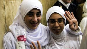 ورود حمراء واشارة رابعة على يد فتيات الاسكندرية السبت - الاناضول