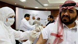 رجل يأخذ مطعوما ضد فايروس كورونا في السعودية - أرشيفية