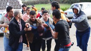 طالب مصاب خلال اعتداء الامن وعناصر مدنيين على طلبة في القاهرة الاحد - الاناضول