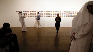 زوار معرض فني في دبي في كانون الاول/ديسمبر 2012