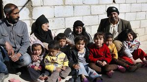 عائلة سورية لاجئة في المخيمات العشوائية في لبنان - الأناضول