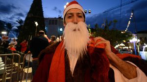 بابا نويل يهرب منه غزاله في احتفال بأعياد الميلاد في أميركا - الأناضول