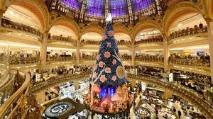 شجرة عيد الميلاد في متجر لافاييت الشهير في باريس - ا ف ب