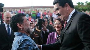 قال مادورو إننا لا نقبل هذه العقوبات الإمبريالية الصفيقة.. (صورته مصافحا مارادونا) - أ ف ب