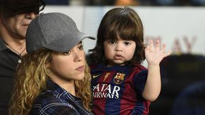 شاكيرا تحمل ابنها ميلان قبيل مباراة لبرشلونة - أ ف ب