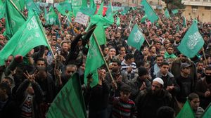 خرج آلاف المواطنين من مساجد محافظات قطاع غزة وسط هتافات تمجد "حماس" - أ ف ب