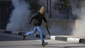 المواجهات بين الشبان الفلسطينيين وجنود الاحتلال لا تهدأ في الضفة - الأناضول