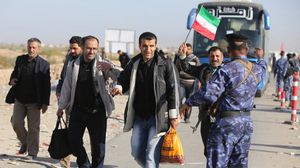 قوافل الزوار الإيرانيين لكربلاء بمرافقة أمنية عراقية - أ ف ب