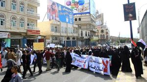 طالب المتظاهرون بإنهاء مظاهر السلاح باليمن - عربي21