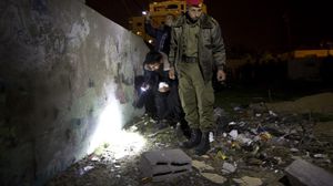 عناصر الأمن الفلسطيني يتفقدون مكان الانفجار - أ ف ب