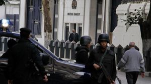 أفاد الأمن المصري الجمعة الماضية باحتراق مدرعة تابعة للشرطة أمام السفارة - أ ف ب