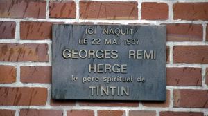 لوحة تحمل اسم ايرجيه عند مدخل منزله في بروكسل - أ ف ب