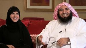 الشيخ أحمد بن قاسم الغامدي وزوجته على إحدى القنوات التلفزيونية - يوتيوب