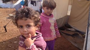 هيئة الإغاثة التركية تقدم مساعداتها للمخيمات المئة القريبة من الحدود التركية - أ ف ب