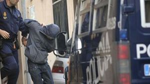 عملية اعتقال الشرطة الإسبانية لأحد الموقوفين ـ أرشيفية